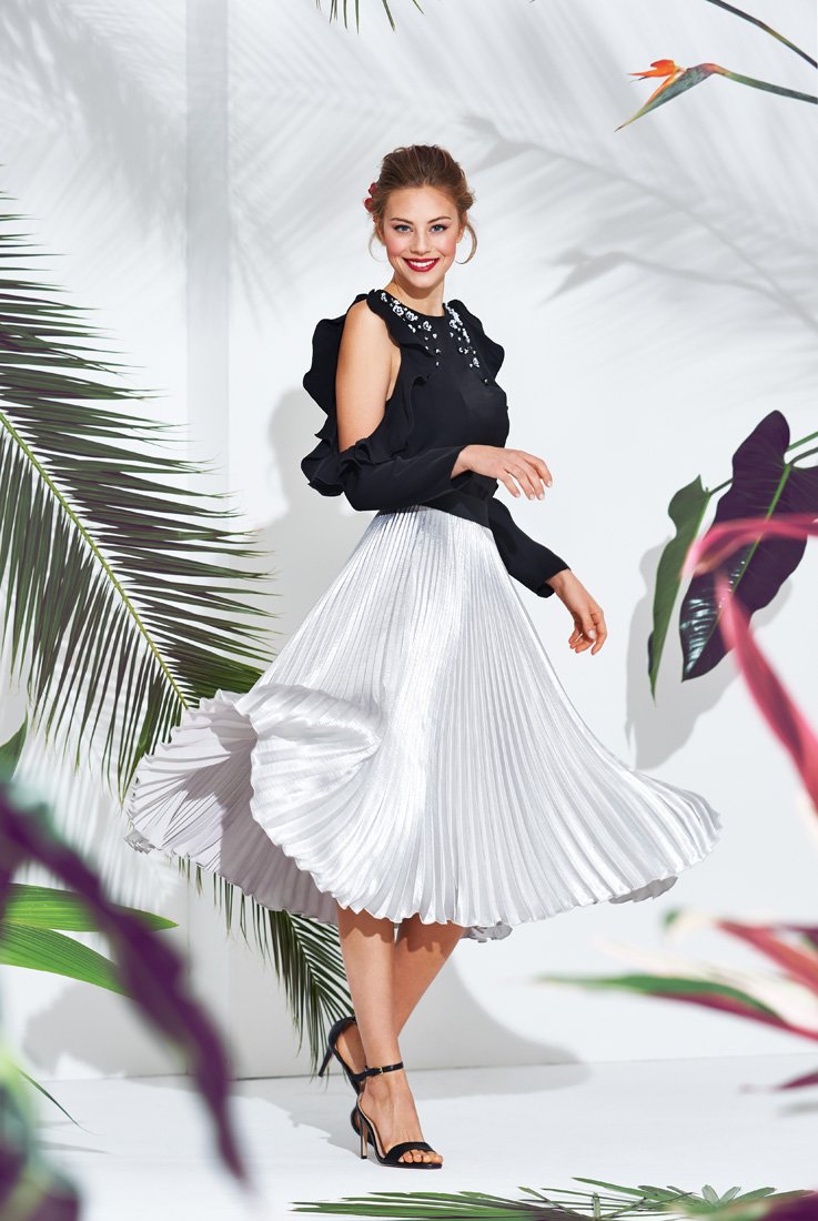 <strong>سوزان ساراندن </strong>في إطلالة مناسبة للجنسين من<strong> سان لوران</strong><br />
&nbsp;