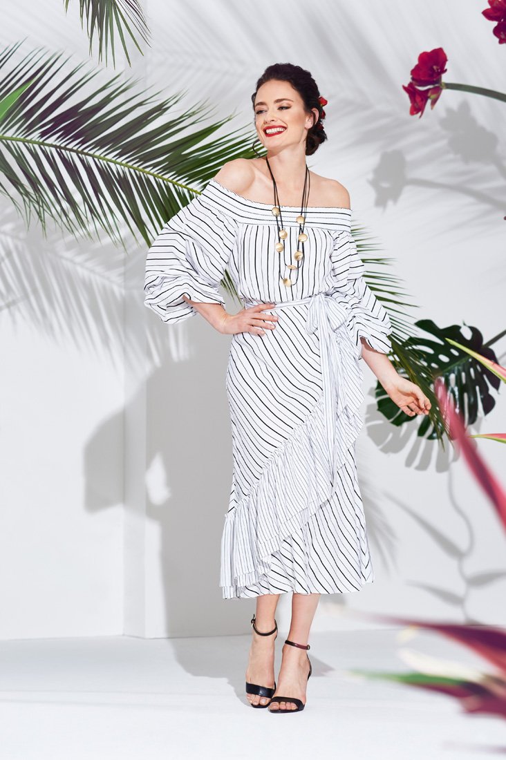 <strong>مولي سيمز </strong>تبدو أنيقة في فستان من<strong> ألبيرتا فيريتي </strong><br />
&nbsp;