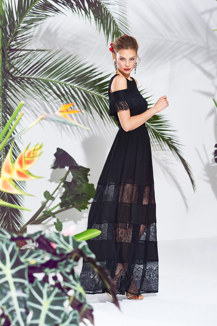 <strong>غريتا غيرويغ </strong>في إطلالة من<strong> أوسكار دي لا رينتا </strong><br />
&nbsp;