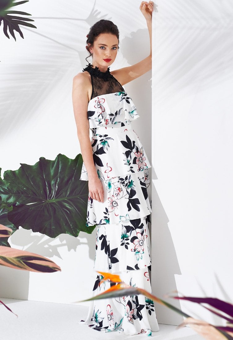 <strong>زوي كرافيتز </strong>متألّقة على السّجّادة الحمراء في فستان غير مردن من<strong> سان لوران </strong><br />
&nbsp;