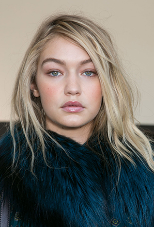 بصفتها إحدى أهمّ صيحات هذا الموسم، تأتي الشّراريب بكافّة الأشكال هذا الرّبيع. وللّواتي لا يتجرّأن على التّخلّي عن أسلوبهنّ المعتاد، حاولْن إضافة البعض من الشّراريب على مظهركنّ من خلال تفصيل تتزوّد به التّنّورة أو حقيبة مشرّبة. ولمن يتمتّعن بقدرٍ أكبر من الجرأة، ارتديْن صدار أو فستان برّاق يتلألأ مع كلّ حركة تقمْنَ بها.<br />
<br />
<strong>ألبيرتا فيريتي</strong>