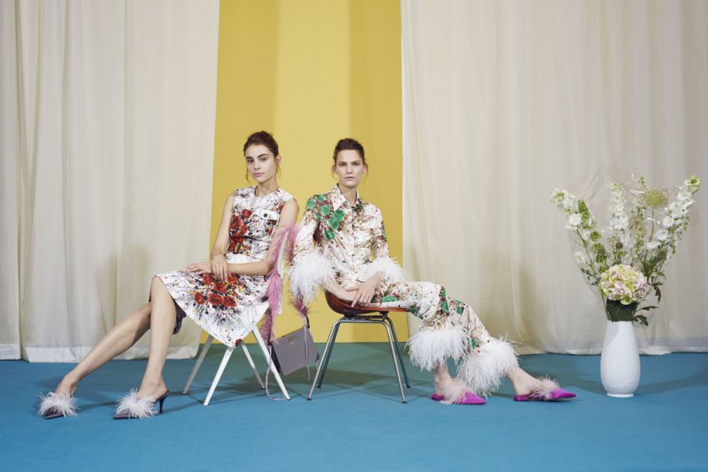 أوف-وايت<br />
<em>من موقع</em> <em>Net-A-Porter </em><br />
&nbsp;