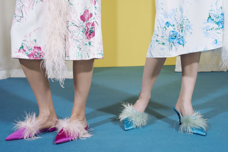 فالنتينو<br />
<em>من موقع</em> <em>Net-A-Porter</em><br />
&nbsp;