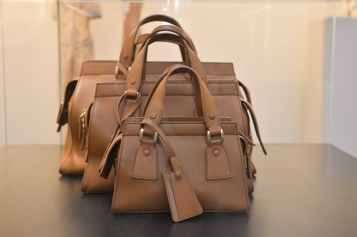✨希少✨ Giorgio Armani レザー ビジネスバッグ ブラウン Giorgio Armani's Exclusive Le Sac 11 Unveiled in Milan | Azyaamode