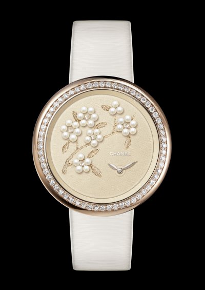 أحدث تصاميم شانيل تعود إلى معايير العلامة الكلاسيكيّة بروحٍ من الرّقيّ