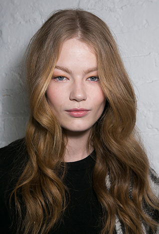 <strong>كيت هدسن</strong> تحمل حقيبة Riley بلون البيج من مجموعة مايكل من مايكل كورس لربيع 2015 في مطار لوس أنجلوس الدّولي في لوس أنجلوس، كاليفورنيا