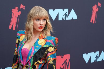 Spilling Beauty Secrets &ndash; Taylor Swift&rsquo;s Perfect Red Lips
