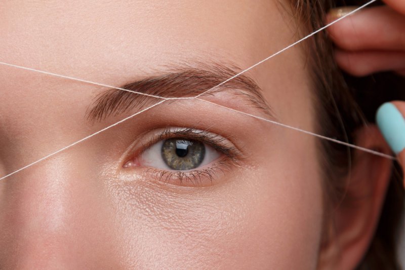 تعلّمي إزالة الشّعر بالخيط  في المنزل
