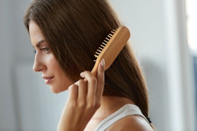 الفرشاة المعدنيّة أم تلك ذات الشّعيرات النّاعمة؟
